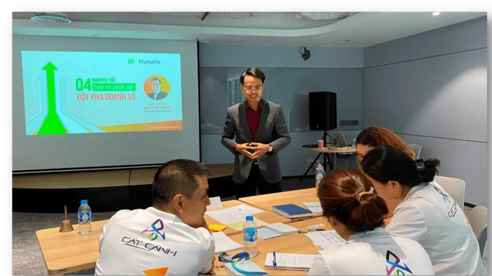 Đàm Thế Ngọc đứng lớp chương trình XSALES