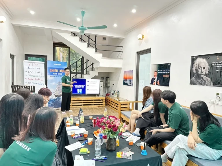 Đàm Thế Ngọc trình bày trong buổi họp cùng đội ngũ LeaderUp