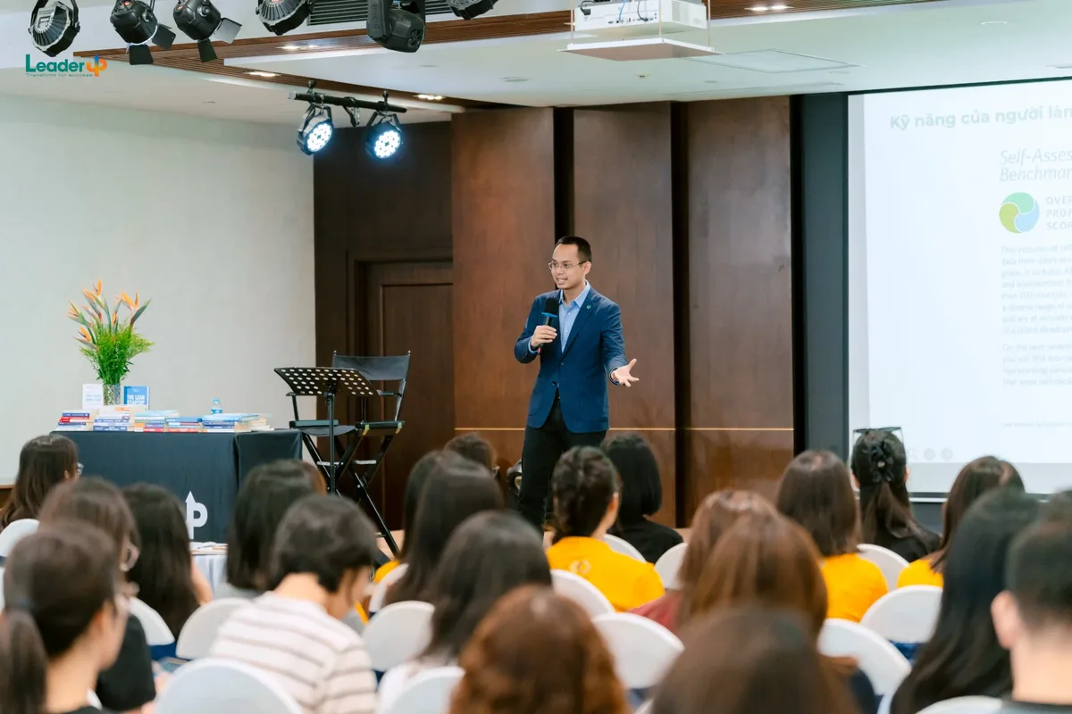 Đàm Thế Ngọc chia sẻ trước lớp học viên tại một buổi đào tạo của LeaderUp
