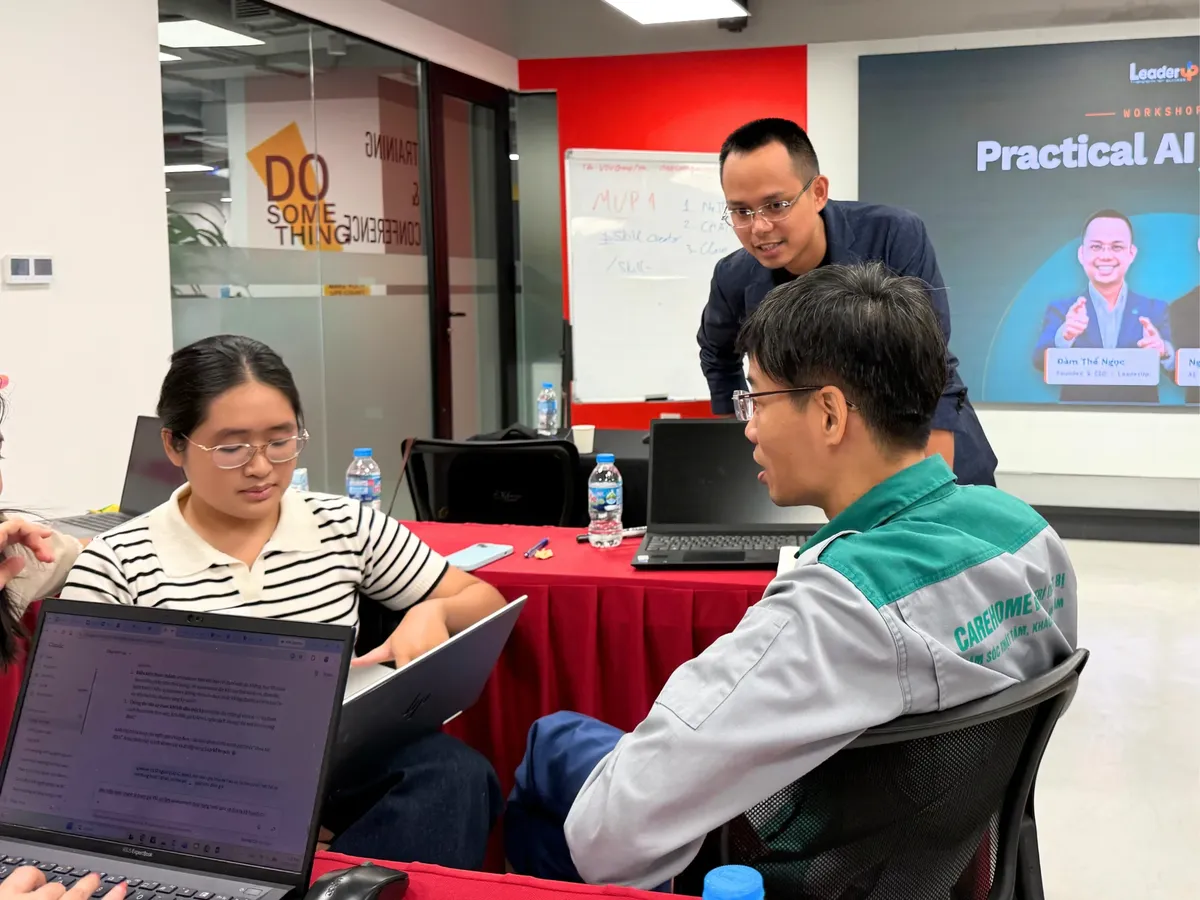 Đàm Thế Ngọc hướng dẫn học viên thực hành trong workshop Practical AI